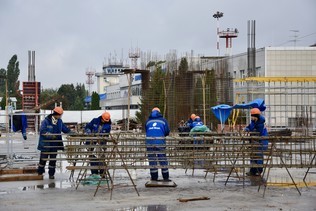 The reinforcement of the frame of the future Voronezh Airport terminal continues
