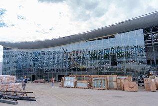 Glazing of the facade of the new Roshchino airport in the final phase